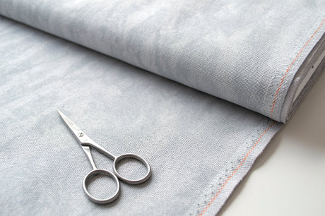 Detalle del efecto marmoleado en la tela Lugana 25 ct Zweigart color gris
