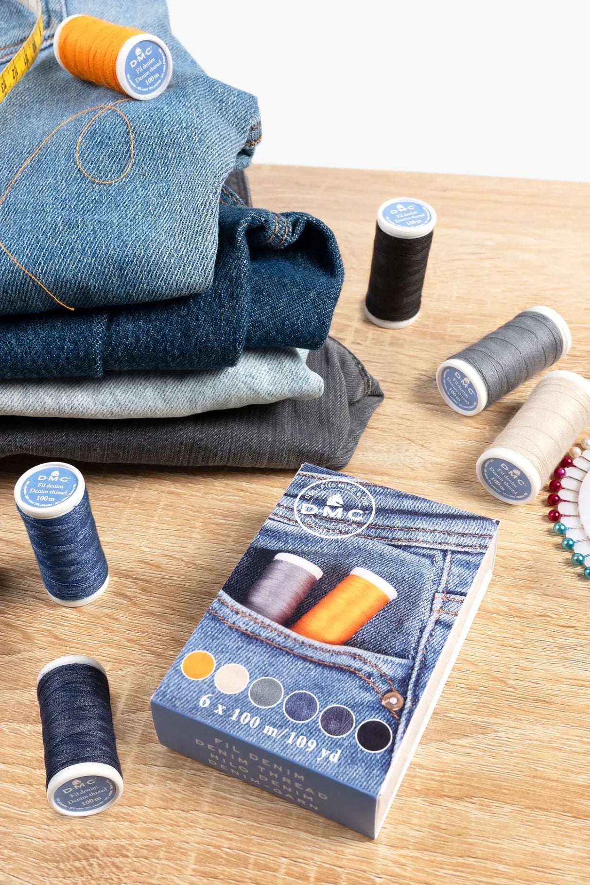 Hilos DMC Denim 3023B junto a prendas vaqueras para costura, reparación y pespuntes