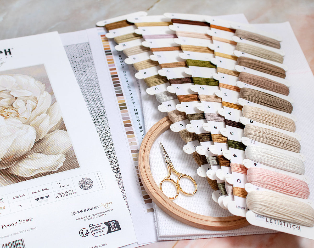 Contenido del kit: hilos, tela y aguja – Peonías