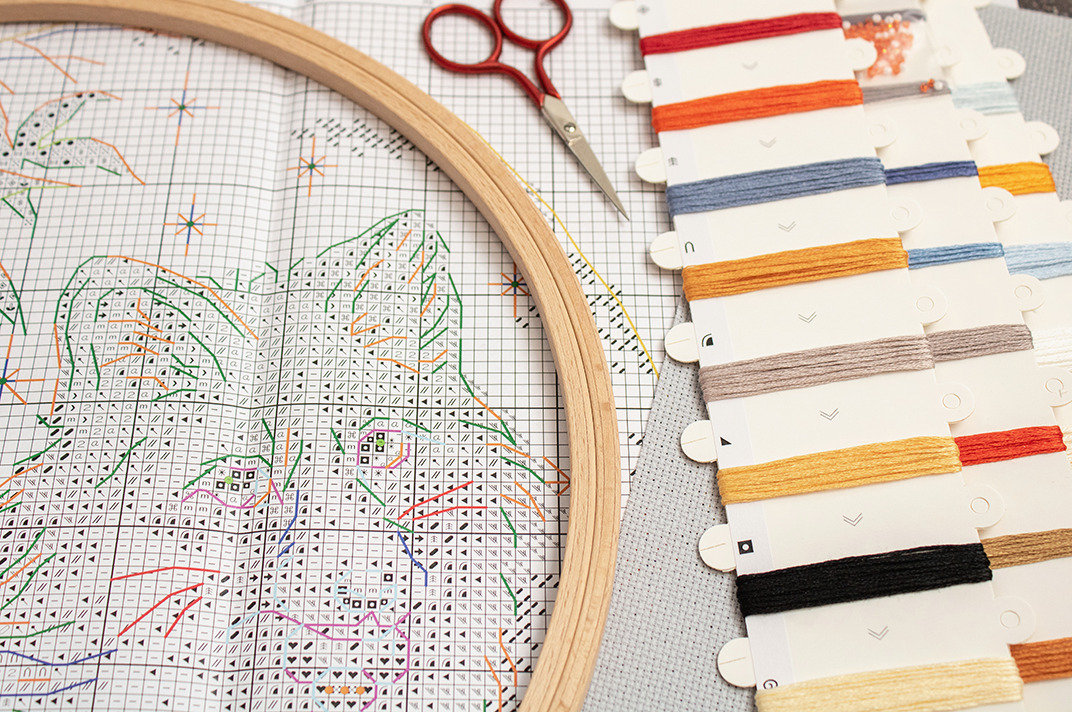Detalle del diseño bordado en punto de cruz – Kitsune