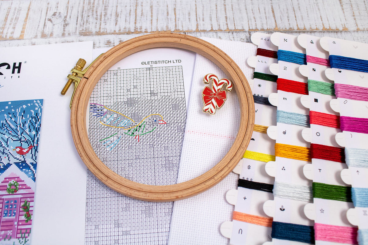 Kreuzstich-Set Letistitch L9915 „Schneebedeckte Häuschen am Meer (Snowy Sea Cottages)“ – Weihnachten 23x22 cm
