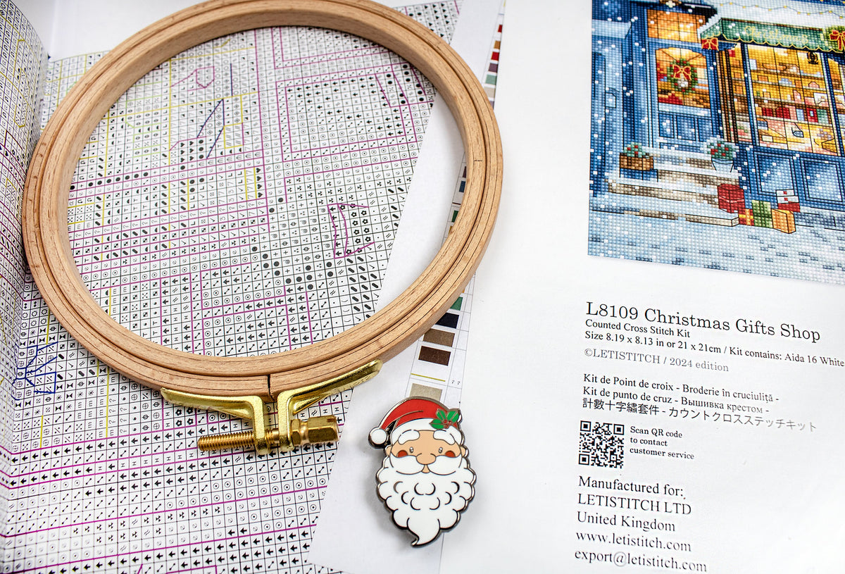Kit de Punto de Cruz Letistitch L8109 "Tienda de Regalos Navideños (Christmas Gifts Shop)" – Navidad 21x21 cm
