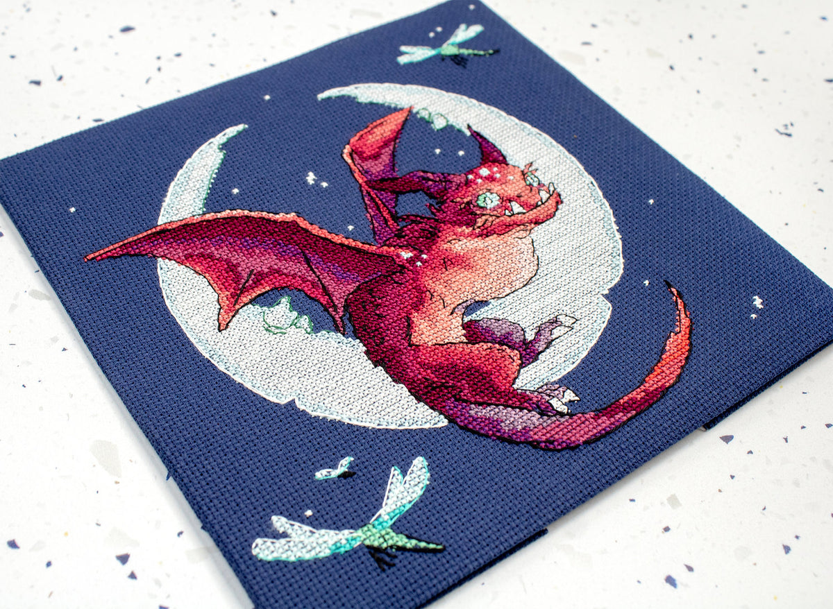 Detalle de los hilos y la tela del kit – Dragón