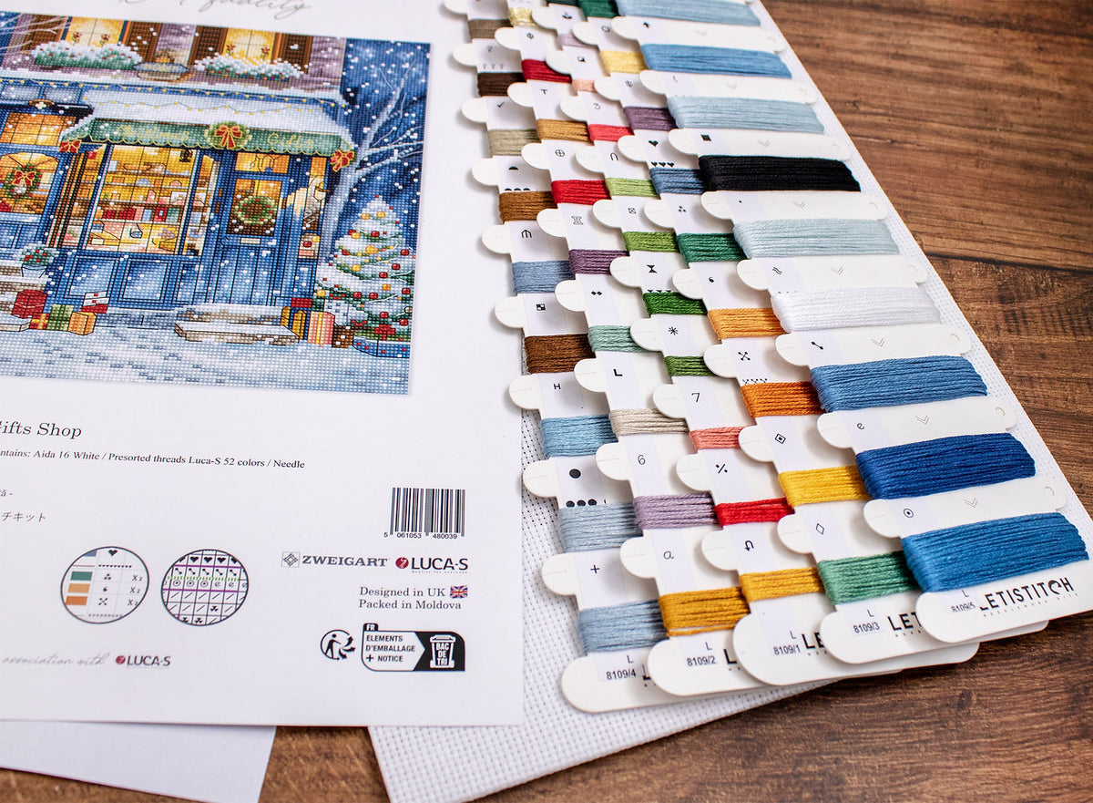 Kit de Punto de Cruz Letistitch L8109 "Tienda de Regalos Navideños (Christmas Gifts Shop)" – Navidad 21x21 cm