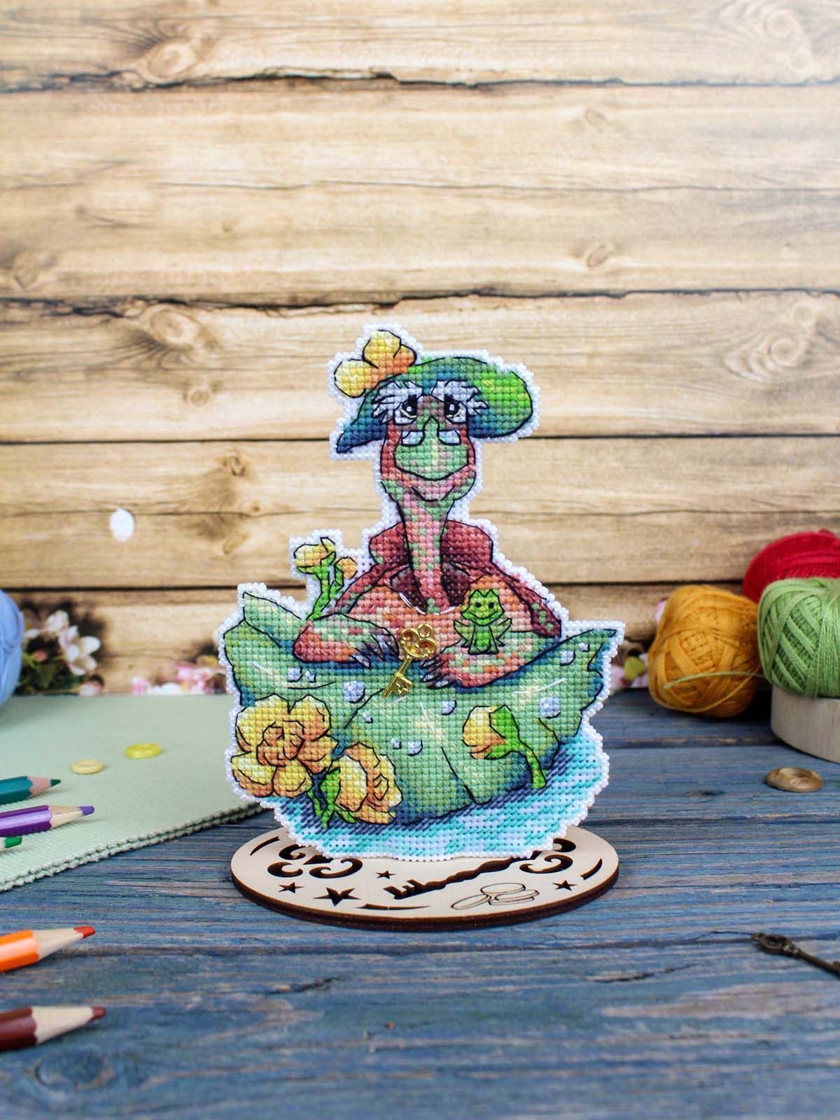 Vista adicional de Kit de punto de cruz en lienzo plástico MP Studia – Tortilla la Tortuga SR-1189 | Canvas plástico 14 ct