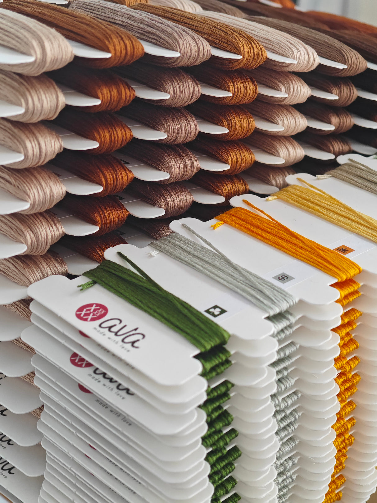 Hilos incluidos en el kit de punto de cruz AVA Afternoon of Reading