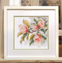 Kit de punto de cruz Flowering Branch Oven 1726 con rama de flores rosadas y hojas verdes sobre tela Aida blanca
