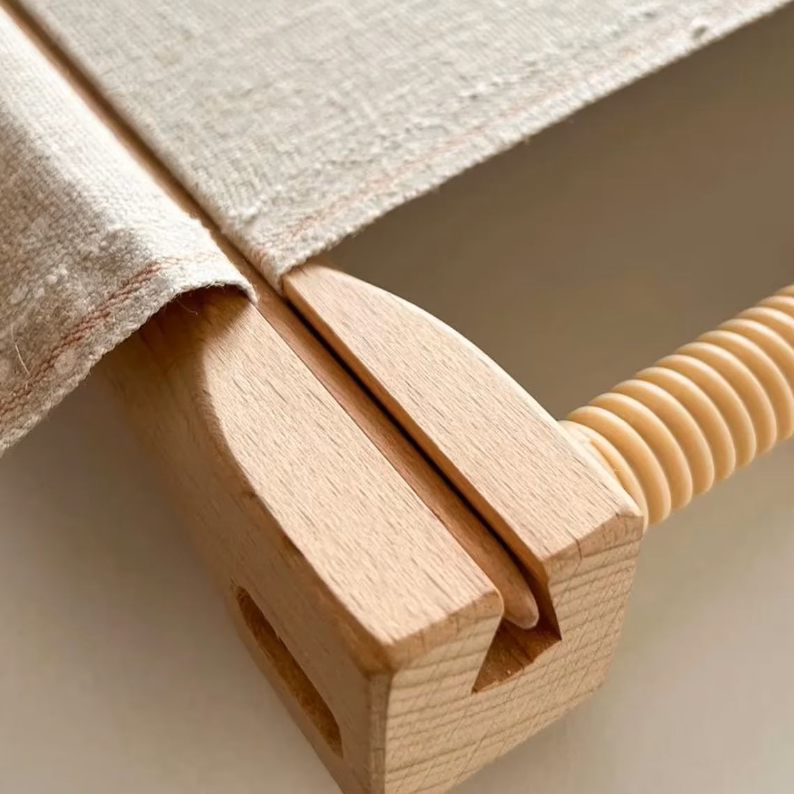 Bastidor Ajustable Nurge: Madera Ecológica para Bordados de Calidad 250