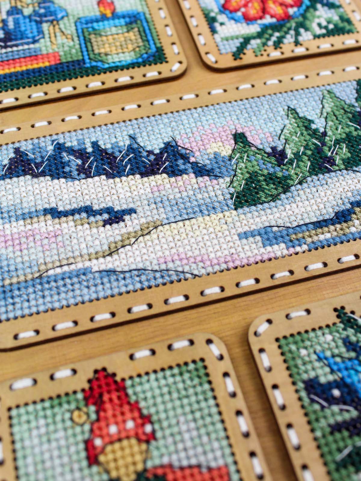 Kit de Punto de Cruz sobre Base de Madera “Winter Collage” MP Studia SO-124 – Decoración Invernal 26×17 cm