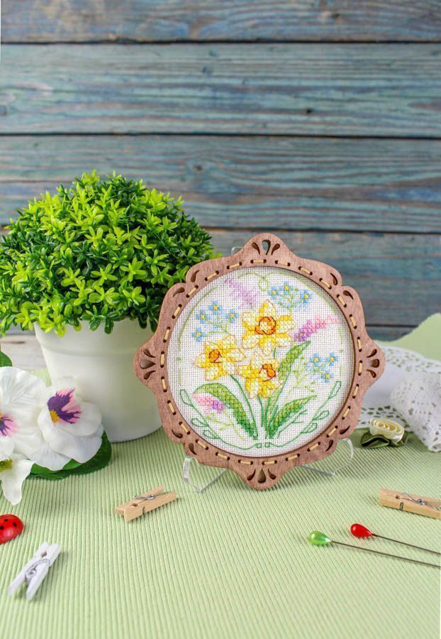 Broderie au point de croix sur socle en bois « Miniature. Fleurs de printemps » SO-093 par MP Studia