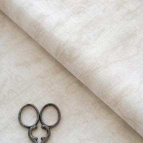 Tela de lino Belfast Vintage 32 ct Zweigart color Dune marmoleado, vista general