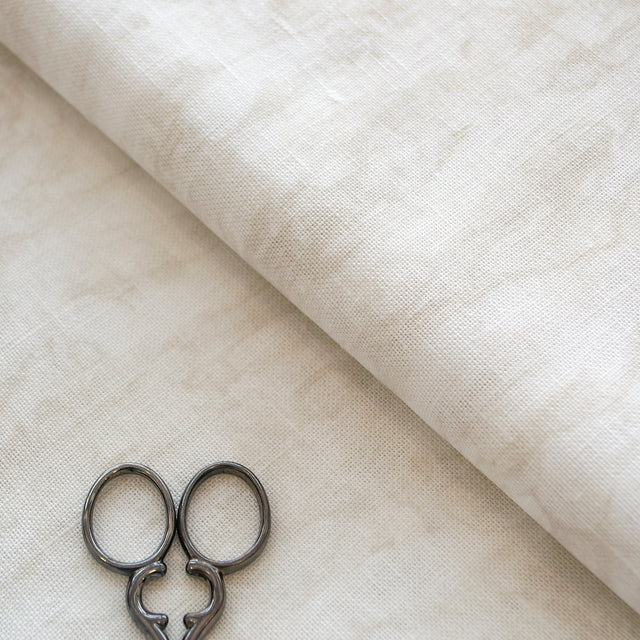 Tela de lino Belfast Vintage 32 ct Zweigart color Dune marmoleado, vista general