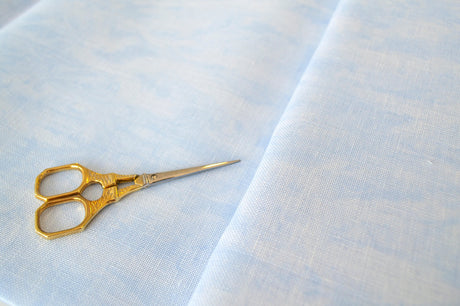 Detalle de la textura marmoleada de la tela Belfast Vintage 32 ct