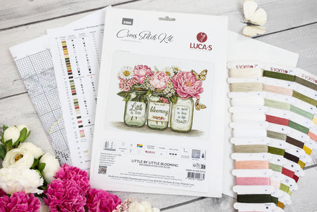 Kit Luca-S B7065 Little by Little Blooming con portada, flores, tela, hilos y esquema
