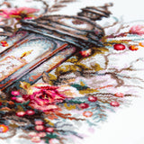 Detalle del farol en el kit de punto de cruz Magic Needle Lantern in Bloom