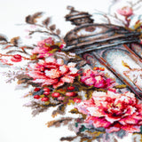 Detalle de rosas bordadas en el kit Magic Needle Lantern in Bloom 70-44