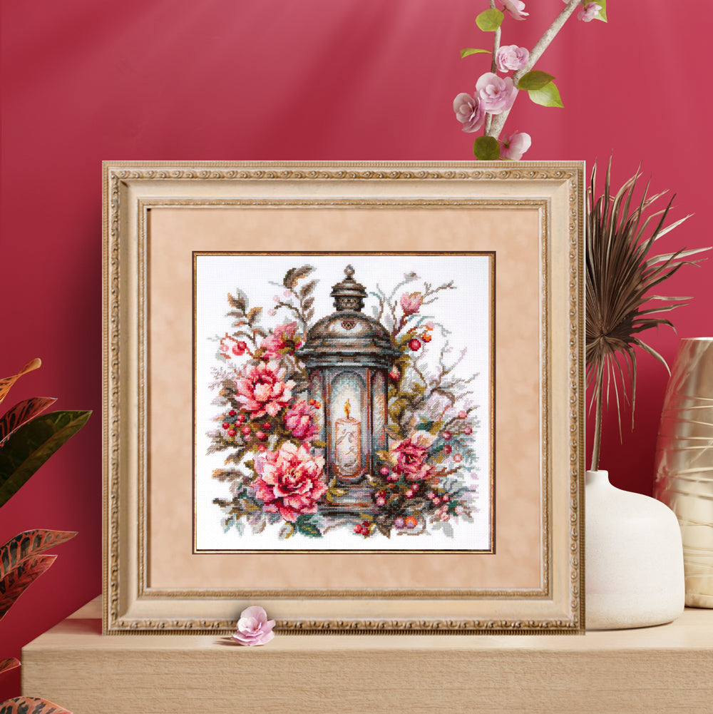 Lantern in Bloom de Magic Needle bordado y enmarcado con farol floral