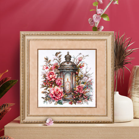 Lantern in Bloom de Magic Needle bordado y enmarcado con farol floral