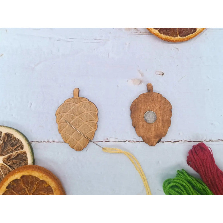 Wizardi KF059/66G Magnetic Needle Holder – Golden Pine Cone