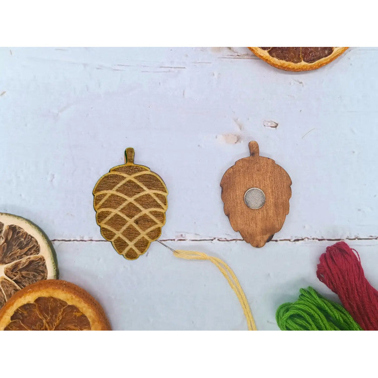 Wizardi KF059/66P Magnetic Needle Holder – Wooden Pine Cone