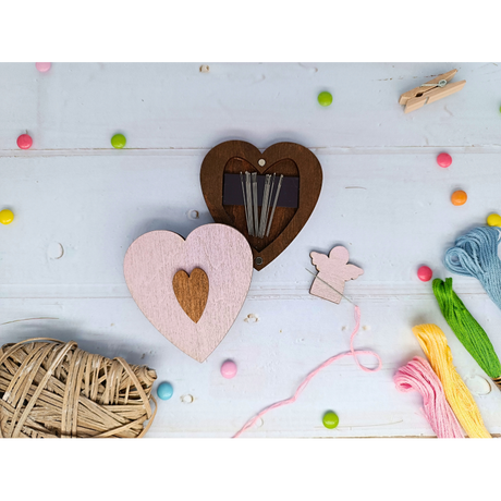 Wooden Needle Holder with Pink Heart - Wizardi KF056/100P