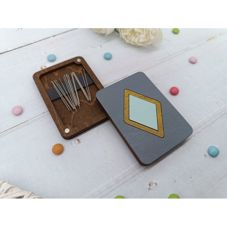 Wooden Needle Case with Turquoise Rhombus KF056/107