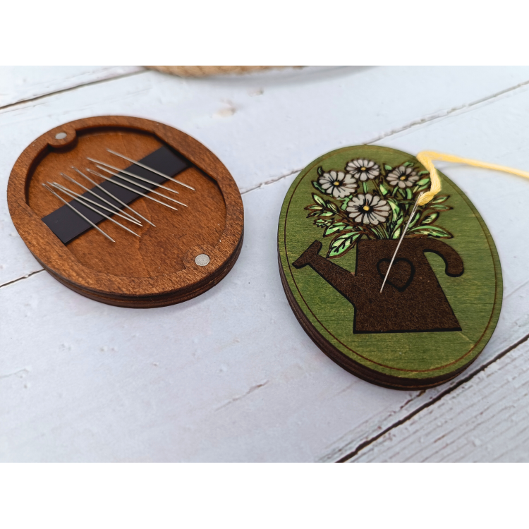 Estuche de agujas de madera KF056/121G “Regadera con flores” – Kind Fox by Wizardi