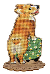Kit de punto de cruz sobre madera MP Studia SO-163 Corgi and Ottoman con perro corgi bordado junto a un puf verde sobre base decorativa con soporte.