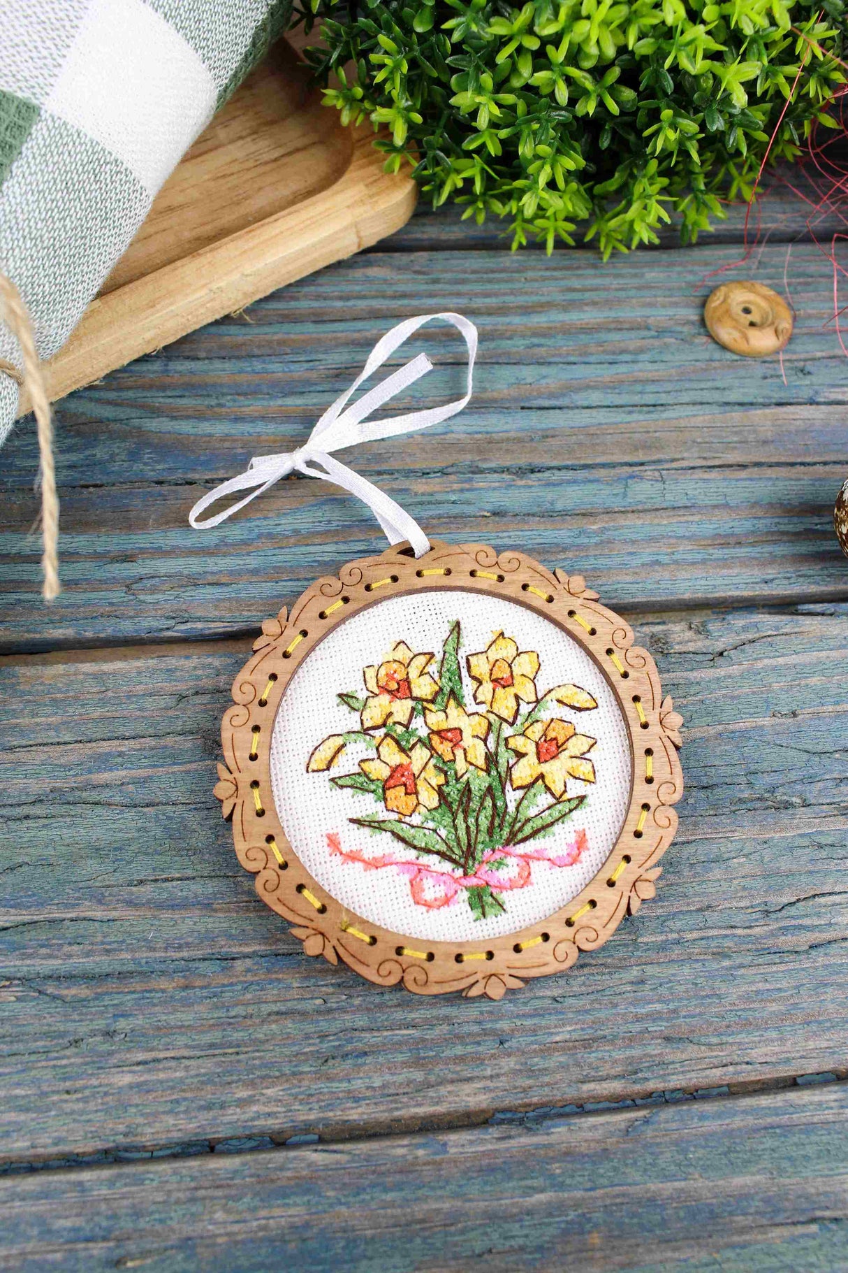 Miniature – Bouquet de jonquilles – Broderie sur socle en bois MP Studia SO-139