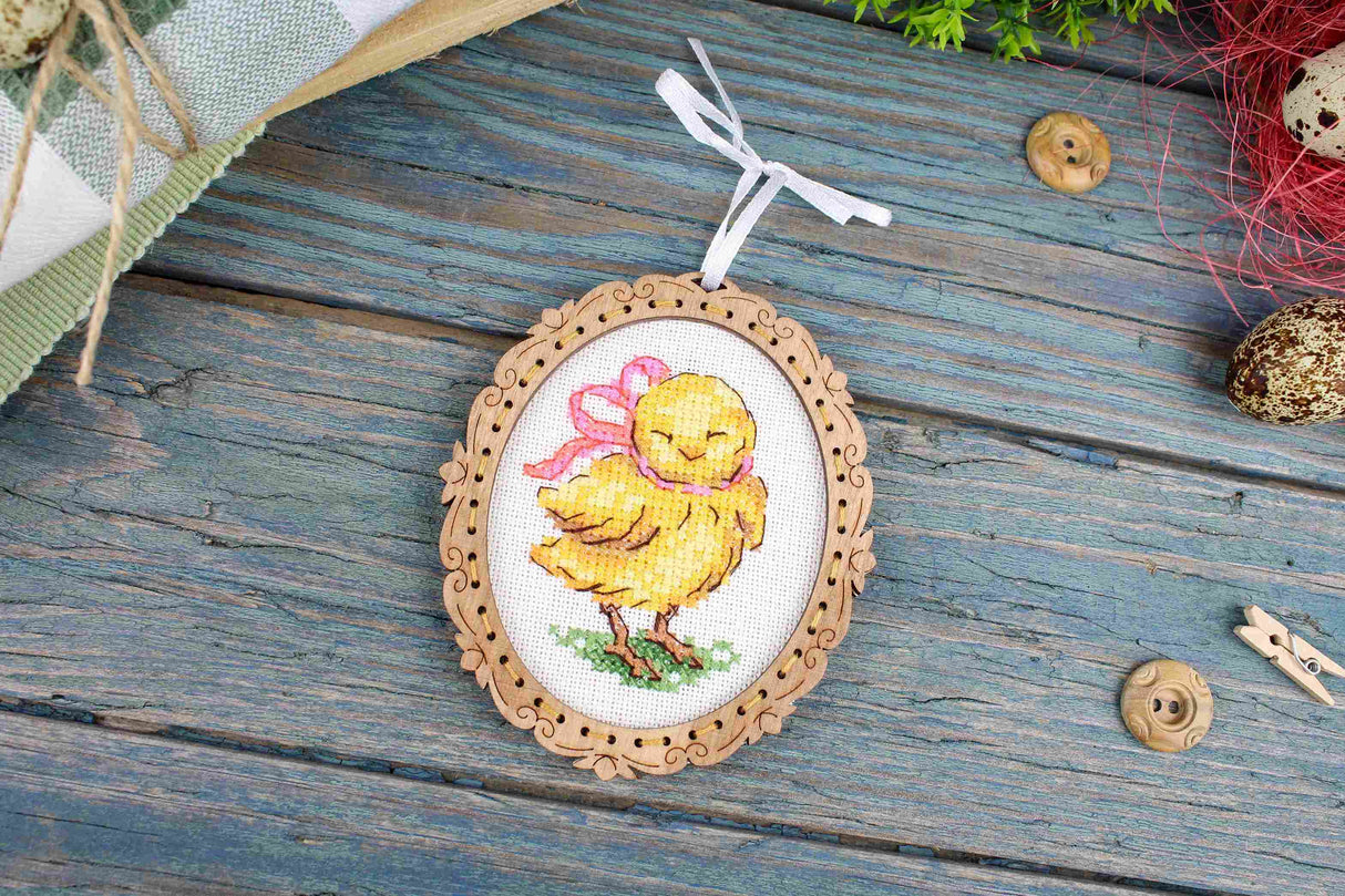 Miniature – Poussin avec nœud – Broderie sur socle en bois MP Studia SO-127
