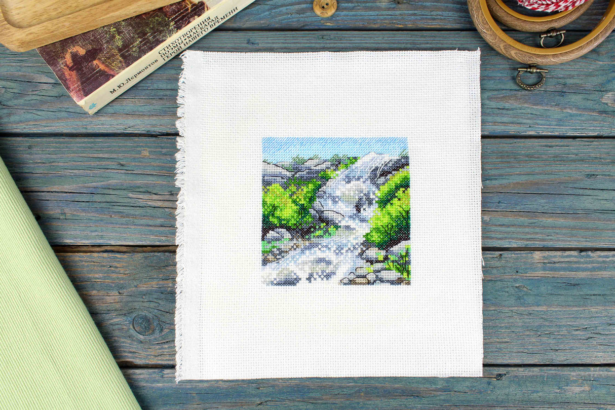 Kit de Punto de Cruz MP Studia - "Waterfall in the Mountains" (SM-998)