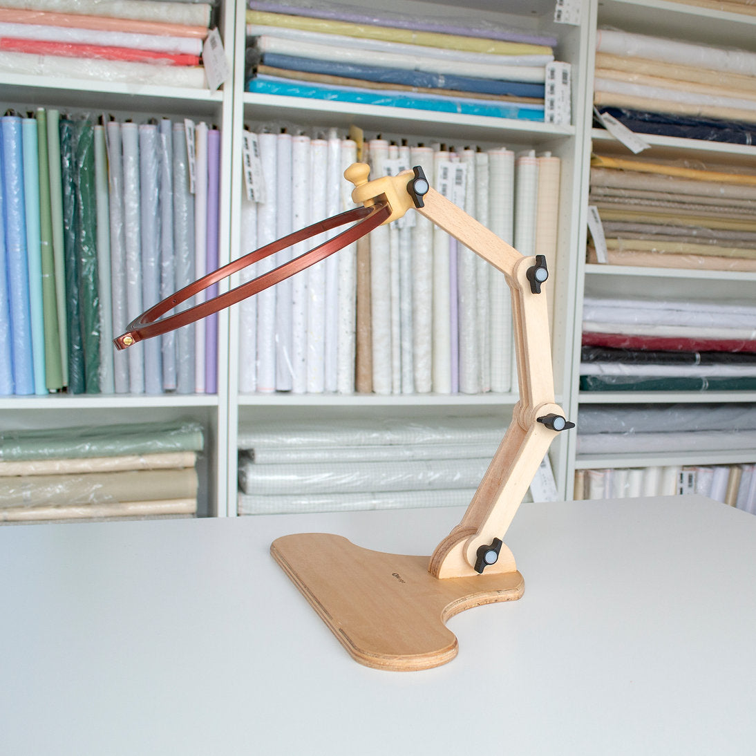 Pie de bastidor Nurge 190-4 con altura ajustable para bordar cómodamente