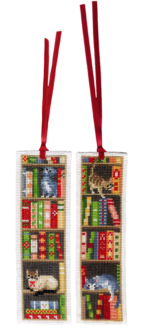 Kit de punto de cruz Vervaco PN-0187764 con dos marcapáginas de gatos descansando entre estanterías llenas de libros, bordados sobre tela Aida 14 ct, tamaño 6 × 20 cm.