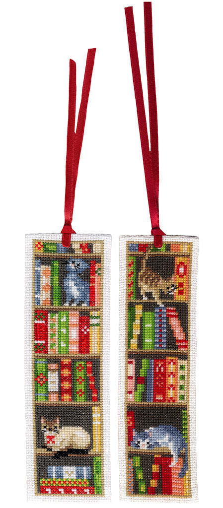 Kit de punto de cruz Vervaco PN-0187764 con dos marcapáginas de gatos descansando entre estanterías llenas de libros, bordados sobre tela Aida 14 ct, tamaño 6 × 20 cm.