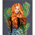 Kit de punto de cruz Lanarte The Peacock’s Muse con retrato de mujer pelirroja y plumas de pavo real bordadas sobre fondo oscuro.