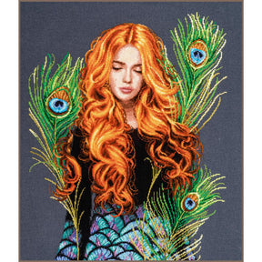 Kit de punto de cruz Lanarte The Peacock’s Muse con retrato de mujer pelirroja y plumas de pavo real bordadas sobre fondo oscuro.
