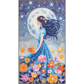 Kit de punto de cruz Vervaco Niña y la Luna PN-0212146 con una joven bajo la luna llena rodeada de flores y un cielo estrellado, tamaño 16 × 28 cm.