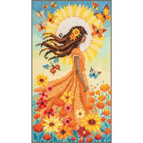 Kit de punto de cruz Vervaco Niña y el Sol con una niña contemplando un gran sol en un paisaje colorido de flores y naturaleza, tamaño 16 × 28 cm.