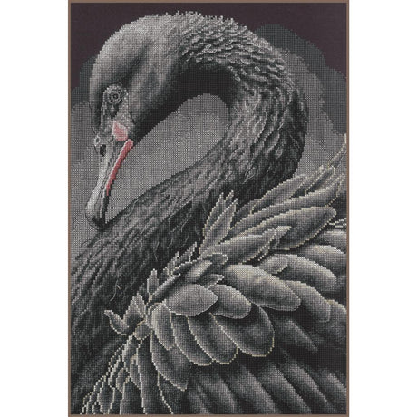 Kit de punto de cruz Lanarte Black Swan con cisne negro bordado en tonos grises sobre fondo oscuro.