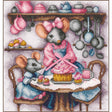 Kit de punto de cruz Lanarte A Micey Sweet Cupcake con ratoncitos preparando cupcakes en una cocina, con cinta rosa y perlas decorativas.
