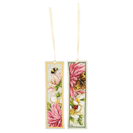 Kit marcapáginas Lanarte Pink Silk Dahlia con dos diseños bordados de flores rosas, abeja, mariposa y cinta para colgar.