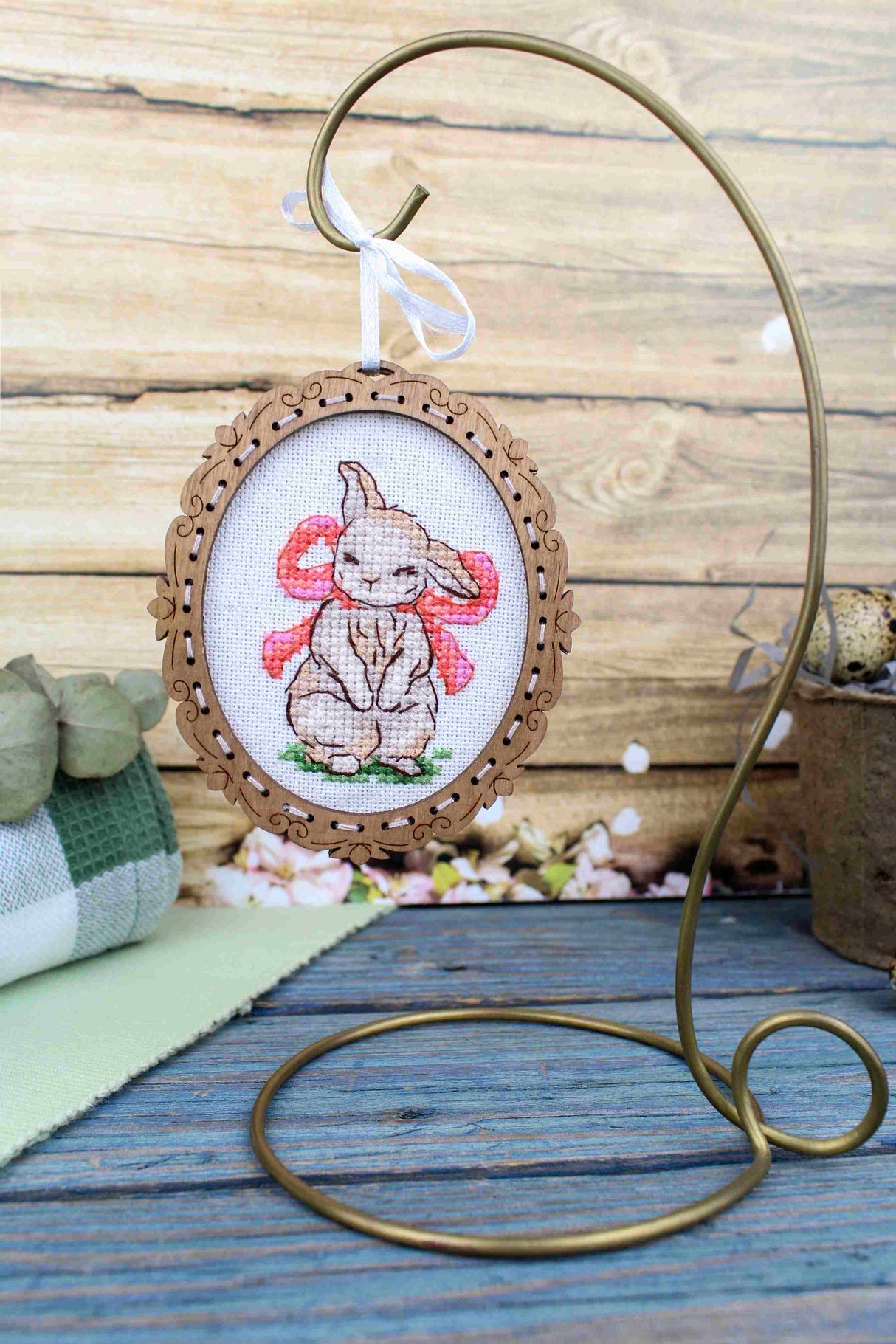 Miniature – Lapin avec nœud – Broderie sur socle en bois MP Studia SO-128