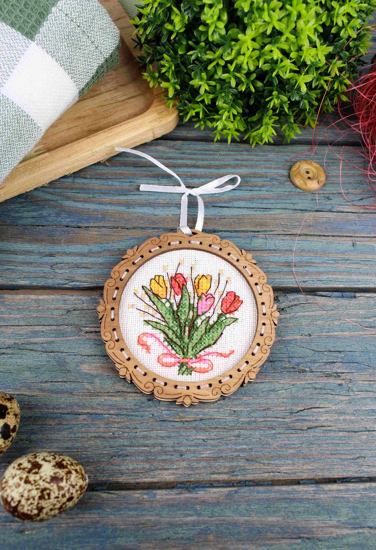 Miniature – Bouquet de tulipes – Broderie sur socle en bois MP Studia SO-138