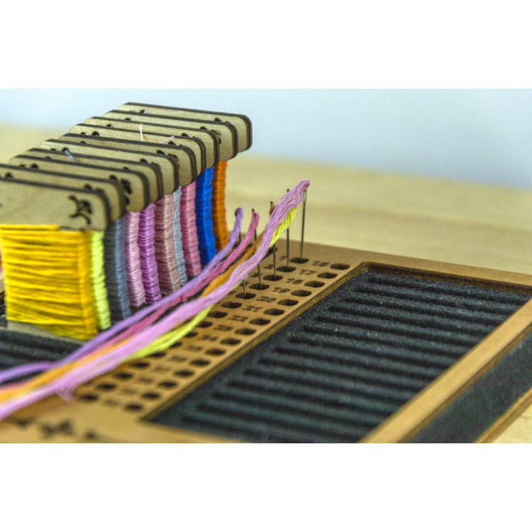 Vista adicional de Organizador de hilos Embroidery Craft PB-022-IMG-2 – Organizador para canillas y agujas – Soporte