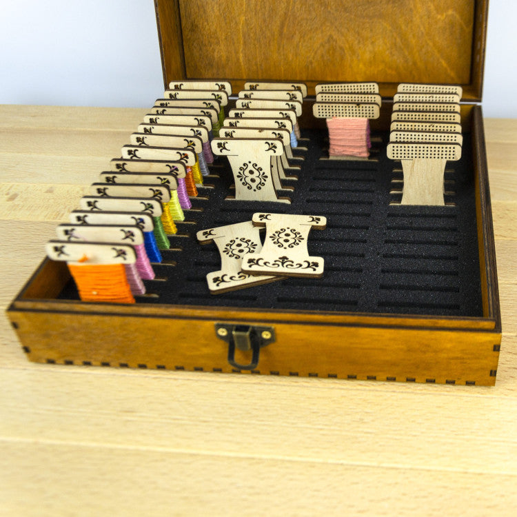Vista adicional de Organizador de hilos Embroidery Craft PB-026 – Madera – 60 Bobinas 22,5x6,7 cm