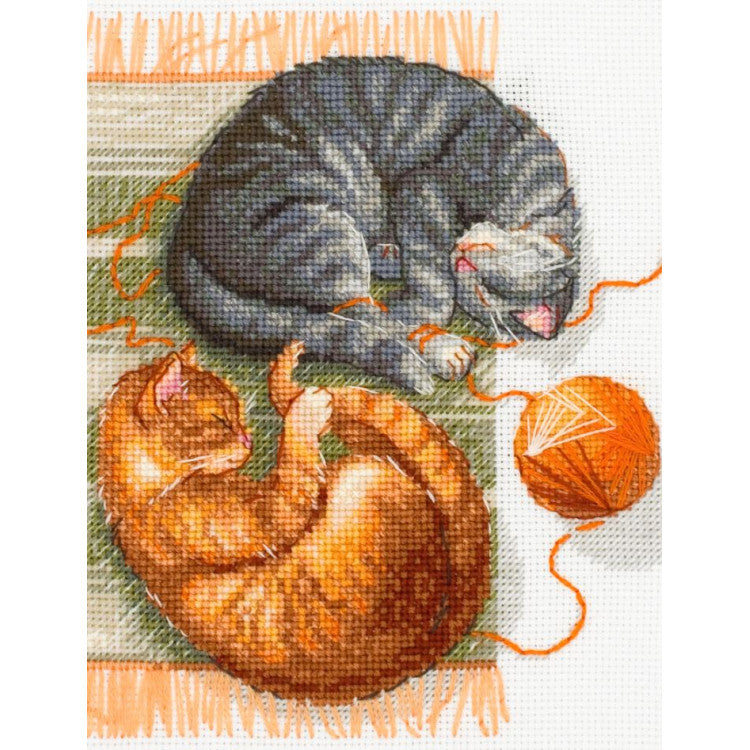 Kit de punto de cruz Aine A1035 dos gatos jugando con ovillo de lana sobre alfombra