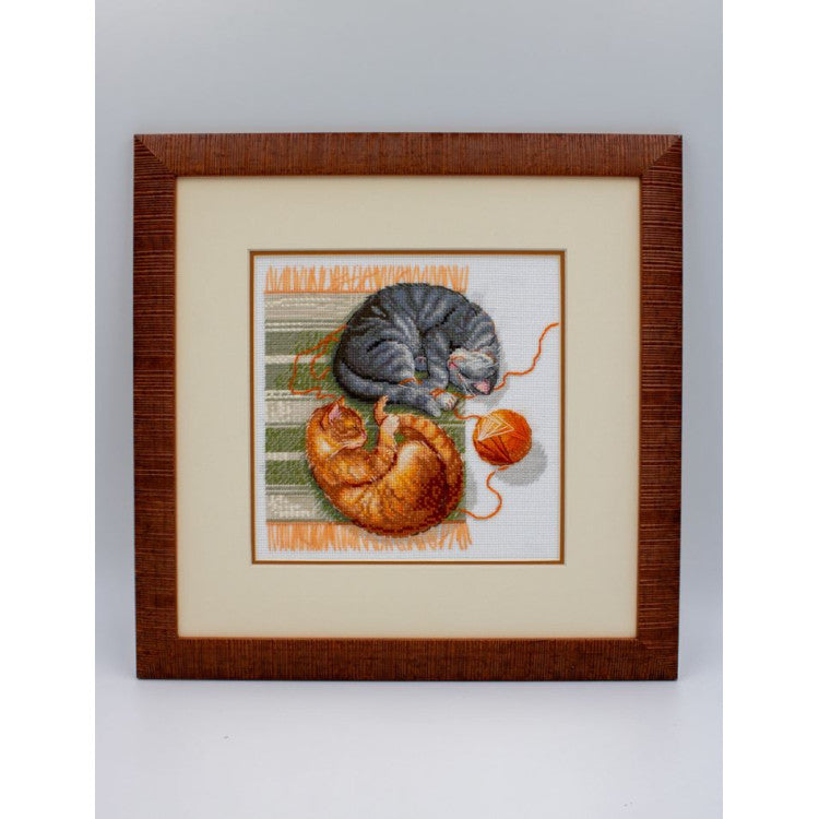 Aine A1035 Cats and Threads Cross Stitch Kit – Cats with Ball of Yarn on Aida 14