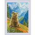 Kit de punto de cruz Riolis 2344 Clumsy Bear con oso en un prado de flores y paisaje de montaña, tamaño 21 x 30 cm.