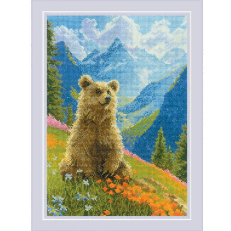 Kit de punto de cruz Riolis 2344 Clumsy Bear con oso en un prado de flores y paisaje de montaña, tamaño 21 x 30 cm.