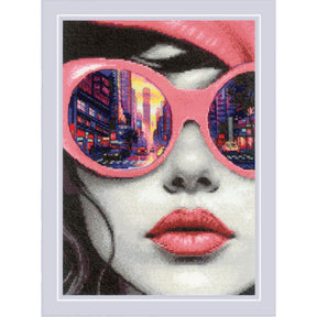 Kit de punto de cruz Big City Rhythm Riolis 2331 con retrato femenino y reflejo de ciudad en gafas de sol sobre tela Aida blanca